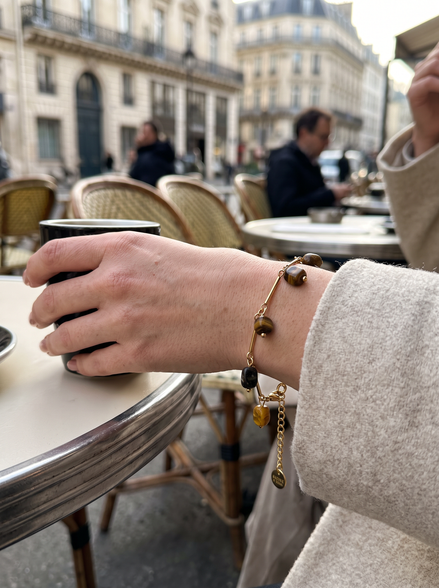 Bracelet œil de tigre porté au poignet, pierre naturelle