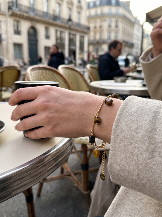 Bracelet œil de tigre porté au poignet, pierre naturelle