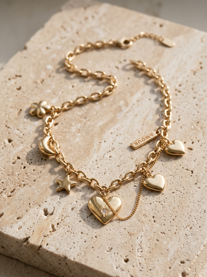Collier chaîne dorée à breloques cœur et étoiles