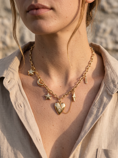 Détail des breloques cœur et étoiles du collier doré
