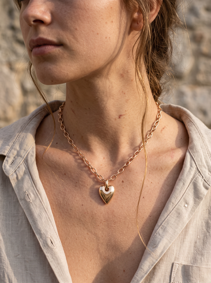 Collier à pendentif cœur élancé doré sur chaîne fine