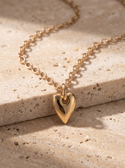 Détail du pendentif cœur élancé en acier inoxydable doré
