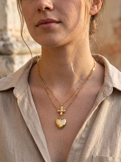 Collier doré à pendentifs cœur martelé et croix