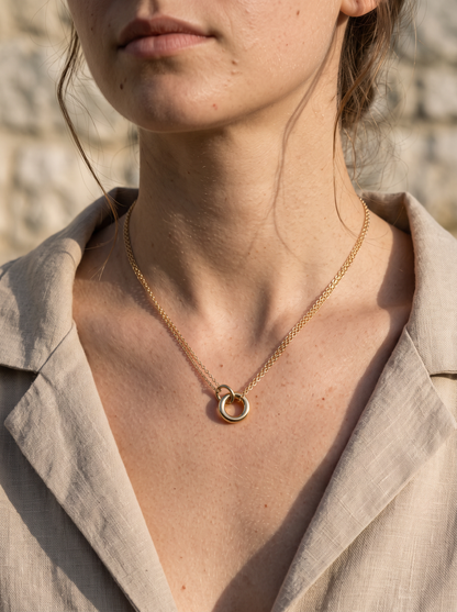 Détail du pendentif cercle doré suspendu à la chaîne