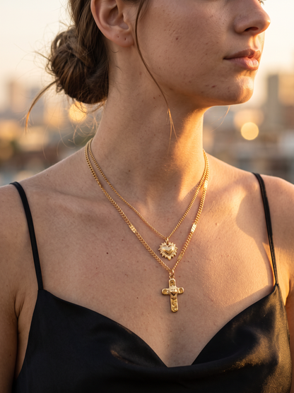Collier double rang doré à pendentifs cœur sacré et croix