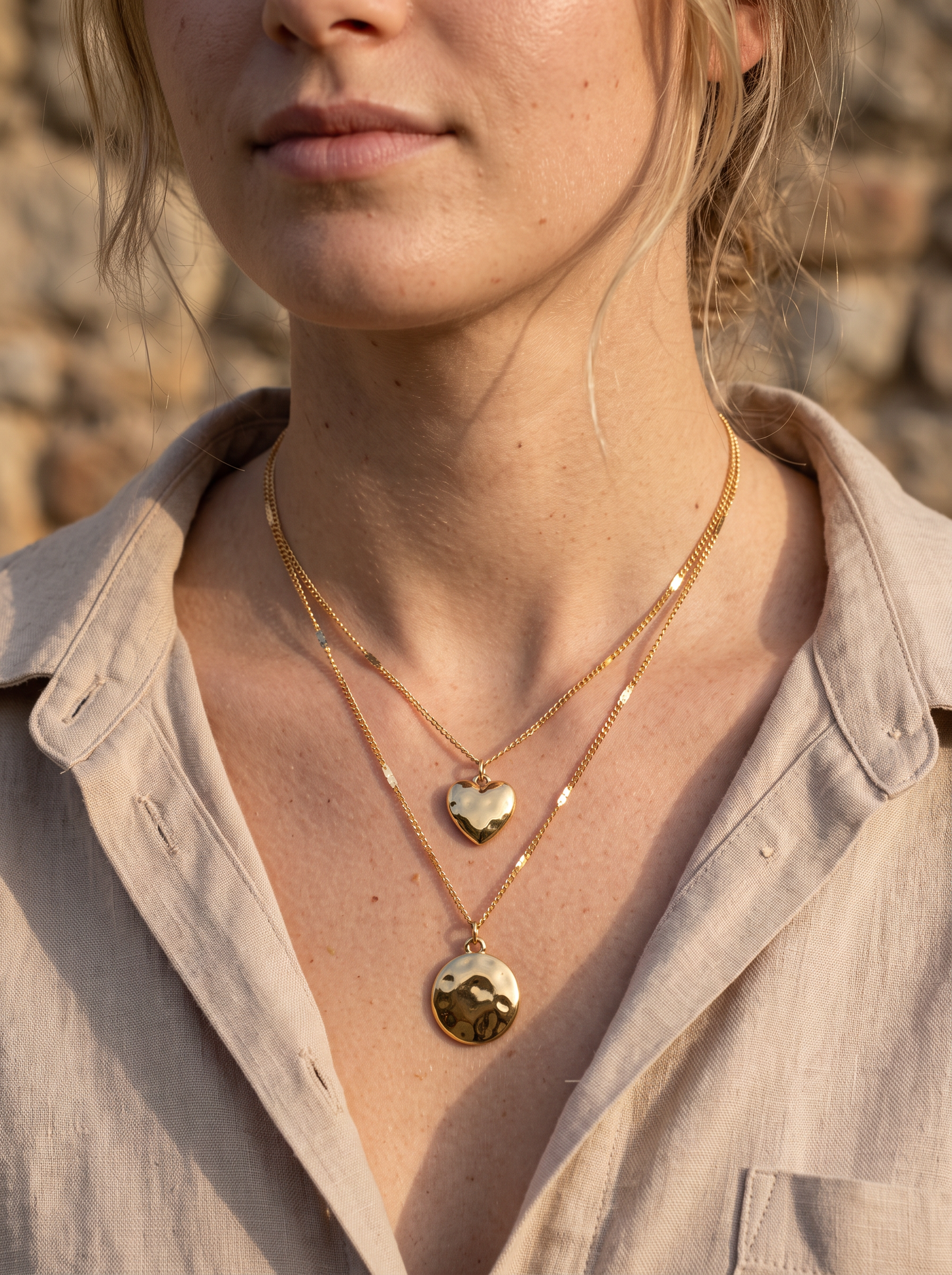 Détail de la médaille martelée du collier double rang