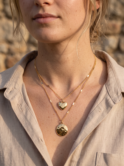 Détail de la médaille martelée du collier double rang
