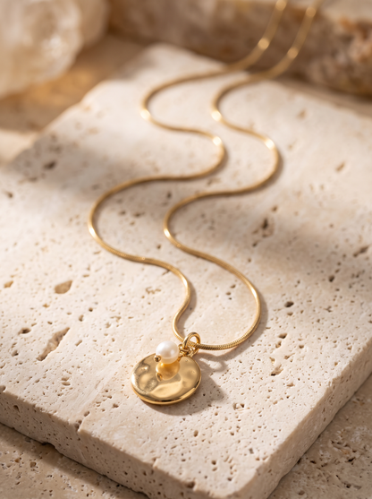 Collier long doré à médaille et perle, 48 cm